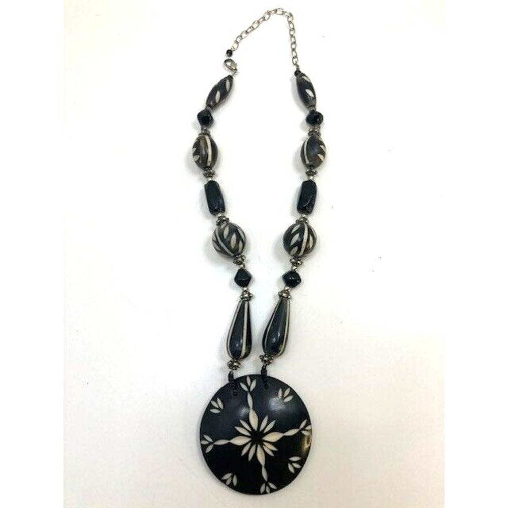 Vintage Black and White Resin Necklace Beads Circle Medallion Made in India 12in